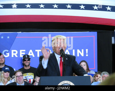 Harrisburg, États-Unis. Apr 29, 2017. Le Président américain Donald Trump (avant) prononce une allocution lors d'un rassemblement marquant ses 100 premiers jours de son mandat à Harrisburg, en Pennsylvanie, aux États-Unis, le 29 avril 2017. Credit : Yan Liang/Xinhua/Alamy Live News Banque D'Images