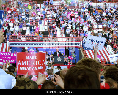 Harrisburg, États-Unis. Apr 29, 2017. Le Président américain Donald Trump (C) prononce une allocution lors d'un rassemblement marquant ses 100 premiers jours de son mandat à Harrisburg, en Pennsylvanie, aux États-Unis, le 29 avril 2017. Credit : Yan Liang/Xinhua/Alamy Live News Banque D'Images