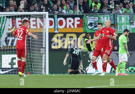 Wolfsburg, Allemagne. Apr 29, 2017. Du Bayern Munich Arjen Robben (2e R) célèbre avec ses coéquipiers lors de la Bundesliga match entre VfL Wolfsburg et le Bayern de Munich à Wolfsburg, Allemagne, le 29 avril 2017. Le Bayern Munich a gagné 6-0 pour décrocher son cinquième titre Bundeslisga d'avance à la 31e tour le samedi. Credit : Shan Yuqi/Xinhua/Alamy Live News Banque D'Images