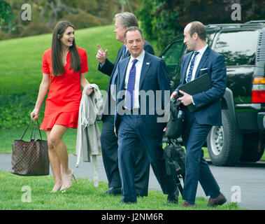 De gauche à droite : Espoir Hicks, directeur de la Maison Blanche de communications stratégiques, Steve Bannon, stratège en chef, Chef de Cabinet de la Maison Blanche Reince Priebus, Conseiller politique de la Maison Blanche et Stephen Miller marcher sur la pelouse Sud de la Maison Blanche pour rejoindre le président des Etats-Unis, Donald J. Trump à bord de l'un alors qu'il quitte la Maison Blanche à Washington, DC en route vers Harrisburg, Pennsylvanie où il participera à un grand rassemblement de nouveau l'Amérique font le Samedi, Avril 29, 2017. Credit : Ron Sachs/piscine par CNP /MediaPunch Banque D'Images