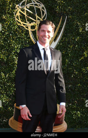 Pasadena, CA, USA. Apr 28, 2017. LOS ANGELES - jan 28 : Scott Bailey au Daytime Emmy Awards 2017 Creative au Pasadena Civic Auditorium le 28 avril 2017 à Pasadena, CA Crédit : Kathy Hutchins/via Zuma Zuma/fil Wire/Alamy Live News Banque D'Images