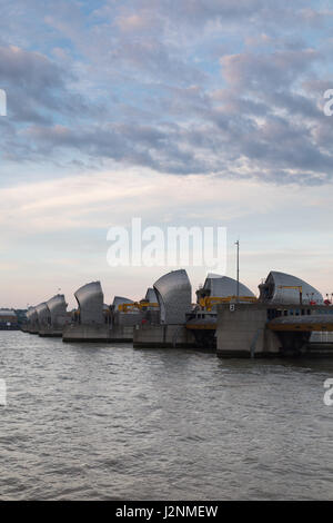 Woolwich, Londres, Royaume-Uni. 30 avril 2017. Météo France : périodes ensoleillées et de nuages à l'aube au-dessus de Londres Thames Barrier. La pluie peut suivre dans l'après-midi. Banque D'Images