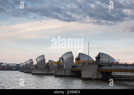 Woolwich, Londres, Royaume-Uni. 30 avril 2017. Météo France : périodes ensoleillées et de nuages à l'aube au-dessus de Londres Thames Barrier. La pluie peut suivre dans l'après-midi. Banque D'Images