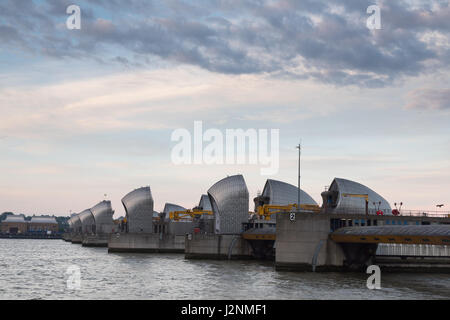 Woolwich, Londres, Royaume-Uni. 30 avril 2017. Météo France : périodes ensoleillées et de nuages à l'aube au-dessus de Londres Thames Barrier. La pluie peut suivre dans l'après-midi. Banque D'Images