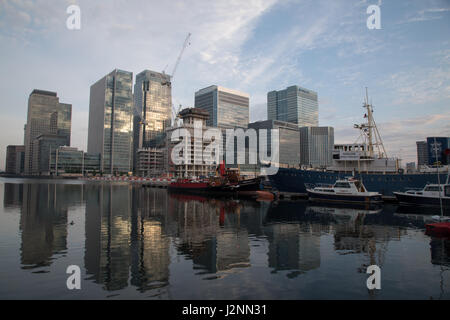 Canary Wharf, London, UK. 30 avril 2017. Météo France : le lever du soleil avec des nuages sur Canary Wharf, le quartier financier de Londres : WansfordPhoto Crédit/Alamy Live News Banque D'Images