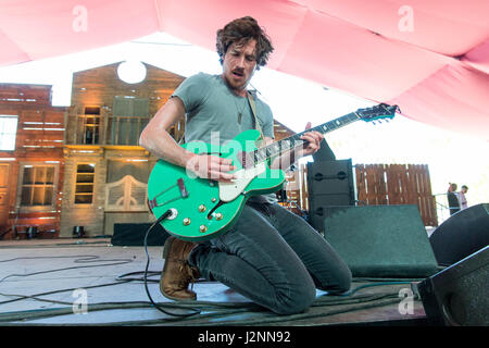 29 avril 2017 - Indio, California, États-Unis - KEVIN MCKEOWN de pistolet noir incendie lors de Stagecoach Music Festival à Indio, Californie (crédit Image : © Daniel DeSlover via Zuma sur le fil) Banque D'Images