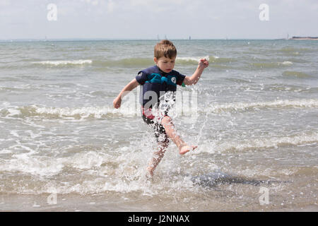 West Wittering, West Sussex, UK. 29 avril, 2017. Trois ans Edward Gilbert aime jouer dans la mer lors de pluies sur un week-end férié mai frisquet à West Wittering le long de la virilité, dans le district de Chichester dans le West Sussex, Angleterre. Crédit : Jeff Gilbert/Alamy Live News Banque D'Images