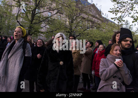 Berlin, Berlin, Allemagne. Apr 25, 2017. Les activistes féministes et Berlin manifestation devant la Deutsche Bank au cours de la Kunsthalle W20 . Sous la rubrique "femmes inspirantes : l'intensification de l'entreprenariat des femmes', la chancelière allemande, Angela Merkel, de concert avec la reine maxima des Pays-Bas, le Secrétaire général pour l'avocat spécial pour la finance inclusive pour le développement et président honoraire de la G20 Partenariat Mondial pour l'Inclusion Financière ; le Ministre canadien des affaires étrangères CHRYSTIA FREELAND ; Directeur de l'IWF, Christine LAGARDE, Vice-président de la Banque d'Amérique ANNE FINUCANE Banque D'Images