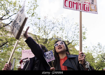 Berlin, Berlin, Allemagne. Apr 25, 2017. Les activistes féministes et Berlin manifestation devant la Deutsche Bank au cours de la Kunsthalle W20 . Sous la rubrique "femmes inspirantes : l'intensification de l'entreprenariat des femmes', la chancelière allemande, Angela Merkel, de concert avec la reine maxima des Pays-Bas, le Secrétaire général pour l'avocat spécial pour la finance inclusive pour le développement et président honoraire de la G20 Partenariat Mondial pour l'Inclusion Financière ; le Ministre canadien des affaires étrangères CHRYSTIA FREELAND ; Directeur de l'IWF, Christine LAGARDE, Vice-président de la Banque d'Amérique ANNE FINUCANE Banque D'Images