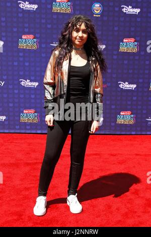 Los Angeles, CA, USA. Apr 29, 2017. Alessia Cara aux arrivées pour Disney Radio Music Awards - Arrivals, Microsoft Theatre, Los Angeles, CA, le 29 avril 2017. Credit : JA/Everett Collection/Alamy Live News Banque D'Images