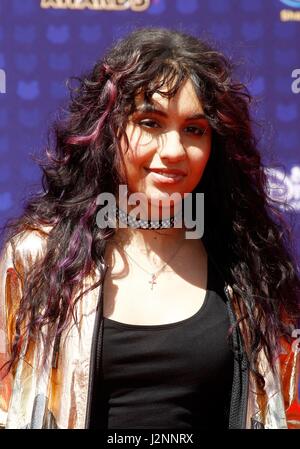 Los Angeles, CA, USA. Apr 29, 2017. Alessia Cara aux arrivées pour Disney Radio Music Awards - Arrivals, Microsoft Theatre, Los Angeles, CA, le 29 avril 2017. Credit : JA/Everett Collection/Alamy Live News Banque D'Images