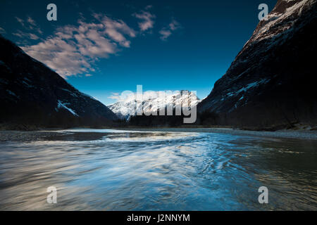 La vallée de Romsdalen, Møre og Romsdal (Norvège), le 29 avril 2017. Hier soir, la lumière sur la montagne. Blånebba Dans l'avant-plan est river Rauma. Credit : Oyvind Martinsen/ Alamy Live News Banque D'Images