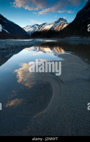 Lumière du soir sur la montagne en Blånebba la vallée de Romsdalen, Møre og Romsdal (Norvège). Dans l'avant-plan est river Rauma. Credit : Oyvind Martinsen/ Alamy Live News Banque D'Images