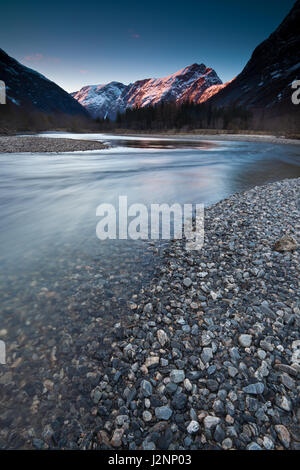 Hier soir, la lumière sur la montagne. Blånebba Dans l'avant-plan est river Rauma. Banque D'Images