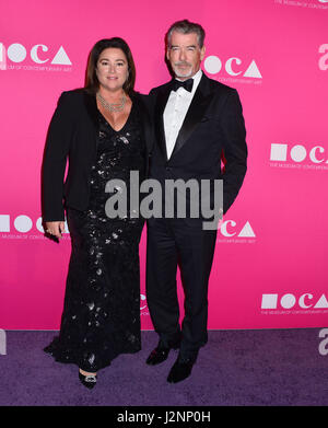 Los Angeles, Californie, USA. Apr 29, 2017. Keely Shaye Smith, Pierce Brosnan 51 arrivant à la MOCA 2017 Gala à ll'Geffen Contemporary à MOCA à Los Angeles. Le 29 avril 2017. Credit : Tsuni / USA/Alamy Live News Banque D'Images