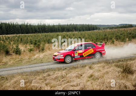 Wark, UK - 29 Avril 2017 : Mitsubishi Evo voiture de sécurité sur le cours avant le début de l'International Rally 2017 Pirelli. Credit : ColobusYeti/Alamy Live News. Banque D'Images