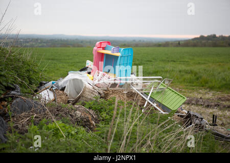 L'objet d'un dumping de déchets à la campagne dans la campagne, un problème social, les décharges sauvages causant la pollution de l'environnement Banque D'Images