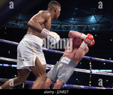 Londres, Royaume-Uni. Apr 29, 2017. Wladimir Klitschko (Ukraine, r) en action avec Anthony Josué (Grande-Bretagne) au cours de la lutte à la WBA Super Heavyweight Championship à Londres, Angleterre, 29 avril 2017. Photo : Axel Heimken/dpa/Alamy Live News Banque D'Images