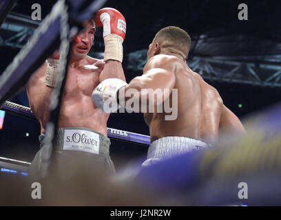 Londres, Royaume-Uni. Apr 29, 2017. Wladimir Klitschko (Ukraine, L) en action avec Anthony Josué (Grande-Bretagne) au cours de la lutte à la WBA Super Heavyweight Championship à Londres, Angleterre, 29 avril 2017. Photo : Axel Heimken/dpa/Alamy Live News Banque D'Images