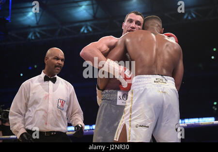 Londres, Royaume-Uni. Apr 29, 2017. Wladimir Klitschko (Ukraine, M) en action avec Anthony Josué (Grande-Bretagne) au cours de la lutte à la WBA Super Heavyweight Championship à Londres, Angleterre, 29 avril 2017. Photo : Axel Heimken/dpa/Alamy Live News Banque D'Images