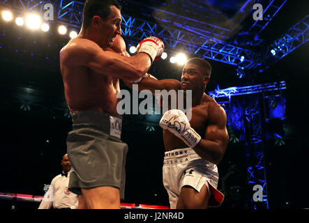 Londres, Royaume-Uni. Apr 29, 2017. Wladimir Klitschko (Ukraine, L) en action avec Anthony Josué (Grande-Bretagne) au cours de la lutte à la WBA Super Heavyweight Championship à Londres, Angleterre, 29 avril 2017. Photo : Axel Heimken/dpa/Alamy Live News Banque D'Images