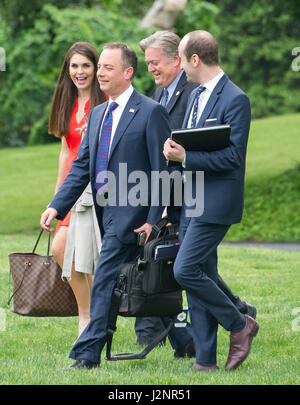 De gauche à droite : Espoir Hicks, directeur de la Maison Blanche de communications stratégiques, Steve Bannon, stratège en chef, Chef de Cabinet de la Maison Blanche Reince Priebus, Conseiller politique de la Maison Blanche et Stephen Miller marcher sur la pelouse Sud de la Maison Blanche pour rejoindre le président des Etats-Unis, Donald J. Trump à bord de l'un alors qu'il quitte la Maison Blanche à Washington, DC en route vers Harrisburg, Pennsylvanie où il participera à un grand rassemblement de nouveau l'Amérique font le Samedi, Avril 29, 2017. Credit : Ron Sachs/Piscine via CNP - PAS DE SERVICE DE FIL- Photo : Ron Sachs/consolidé/dpa Banque D'Images