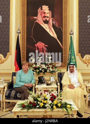 Jeddah, Arabie saoudite. Apr 30, 2017. La chancelière allemande, Angela Merkel (CDU) au palais assis à côté du roi d'Arabie saoudite, Salman bin Abdulaziz Al Saud à Jeddah, Arabie saoudite, 30 avril 2017. Photo : Kay Nietfeld/dpa/Alamy Live News Banque D'Images