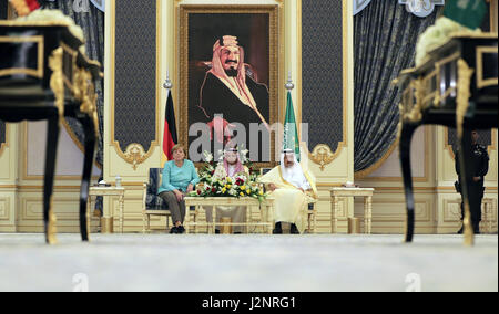 Jeddah, Arabie saoudite. Apr 30, 2017. La chancelière allemande, Angela Merkel (CDU) au palais assis à côté du roi d'Arabie saoudite, Salman bin Abdulaziz Al Saud (r) à Jeddah, Arabie saoudite, 30 avril 2017. Photo : Kay Nietfeld/dpa/Alamy Live News Banque D'Images