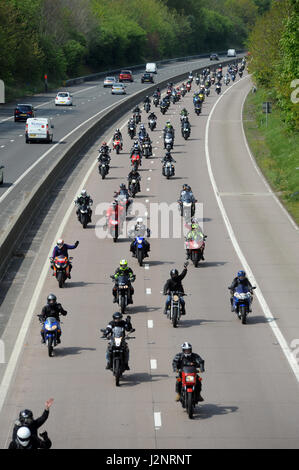 Les motocyclistes ÉQUITATION DANS CHARITY RIDE OUT ÉVÉNEMENT SUR L'AUTOROUTE M54 dans le Shropshire UK Banque D'Images