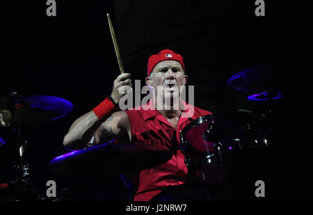 Miami, FL, USA. Apr 29, 2017. Floride, États-Unis - États-Unis - Red Hot Chili Peppers réalisé leurs chansons rock funk pendant un spectacle à l'AmericanAirlines Arena de Miami le 29 avril : Crédit Sun-Sentinel/ZUMA/Alamy Fil Live News Banque D'Images