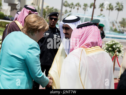 Jeddah, Arabie saoudite. Apr 30, 2017. La chancelière allemande, Angela Merkel (CDU) est accueilli par le roi d'Arabie saoudite, Salman bin Abdulaziz Al Saud à Jeddah, Arabie saoudite, 30 avril 2017. Photo : Kay Nietfeld/dpa/Alamy Live News Banque D'Images