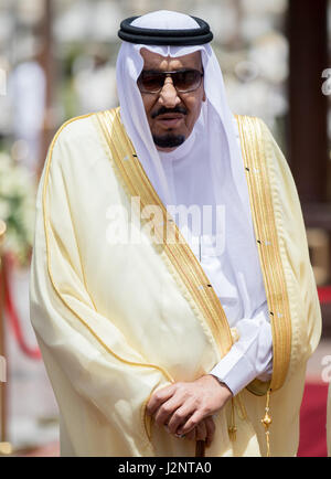 Jeddah, Arabie saoudite. Apr 30, 2017. Le roi d'Arabie saoudite, Salman bin Abdulaziz Al Saud, s'attendant à ce que la Chancelière allemande Angela Merkel dans son palais à Jeddah, Arabie saoudite, 30 avril 2017. Photo : Kay Nietfeld/dpa/Alamy Live News Banque D'Images