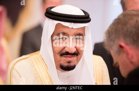 Jeddah, Arabie saoudite. Apr 30, 2017. Le roi d'Arabie saoudite, Salman bin Abdulaziz Al Saud, s'attendant à ce que la Chancelière allemande Angela Merkel dans son palais à Jeddah, Arabie saoudite, 30 avril 2017. Photo : Kay Nietfeld/dpa/Alamy Live News Banque D'Images