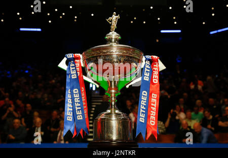 Sheffield, Angleterre. Apr 30, 2017. Le trophée est placé sur la table avant le match final entre Mark Selby, d'Angleterre et d'Écosse à John Higgins, le World Snooker Championship 2017 au théâtre Crucible à Sheffield, en Grande-Bretagne, le 30 avril 2017. Credit : Han Yan/Xinhua/Alamy Live News Banque D'Images