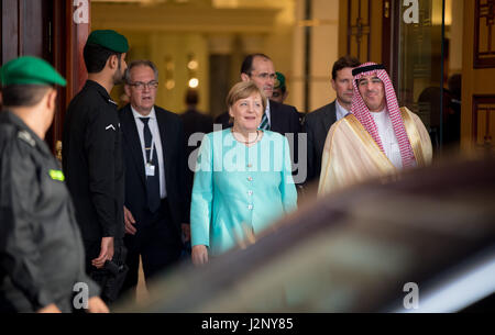 La chancelière allemande, Angela Merkel (CDU) quitte l'hôtel Ritz-Carlton, accompagné par les forces de sécurité et les membres des délégations à Jeddah, Arabie saoudite, 30 avril 2017. Au cours de sa visite d'une journée à l'église Saint-Joseph, Merkel veut pepare le sommet des 20 pays nouvellement industrialisés et industriels en juillet à Hambourg. Photo : Kay Nietfeld/dpa Banque D'Images