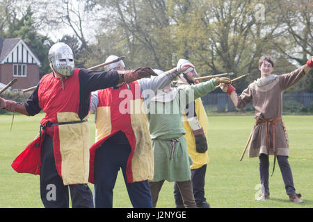 Cottingham, UK. Apr 30, 2017. L'Université de Hull Reenactment Society répéter et de train à la pelouse, Cottingham, East Yorkshire, UK Crédit : Matthieu Appleyard/Alamy Live News Banque D'Images