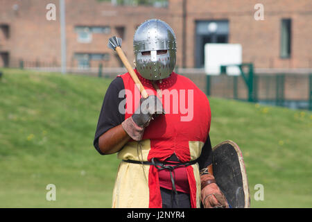 Cottingham, UK. Apr 30, 2017. L'Université de Hull Reenactment Society répéter et de train à la pelouse, Cottingham, East Yorkshire, UK Crédit : Matthieu Appleyard/Alamy Live News Banque D'Images