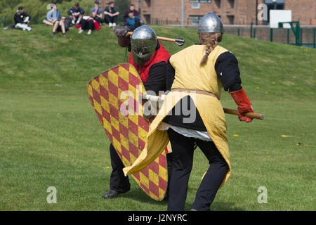 Cottingham, UK. Apr 30, 2017. L'université de Hull reenactment society répéter et de train à la pelouse, cottingham, East Yorkshire, uk crédit : Matthieu appleyard/Alamy live news Banque D'Images