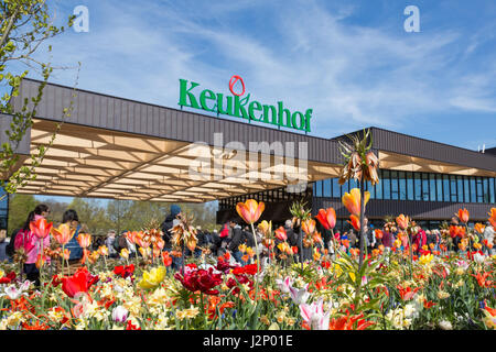 Lisse, aux Pays-Bas. Apr 30, 2017. La nouvelle entrée de l'immeuble jardin printemps Keukenhof a ouvert ses portes en mars 2017. Le célèbre jardin a beaucoup de fleurs. Plus d'un million de visiteurs chaque année. Photo : Marcel van den Bos/Alamy Live News Banque D'Images