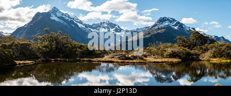 Petit lac de montagne avec la réflexion de la chaîne de montagnes, le Mont Christina, Mont St, Mont Lyttle, voie sommet clé Banque D'Images