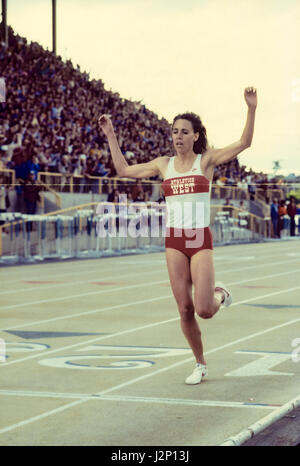 Mary Decker améliore le record du monde au 5000 m t le pré 1982 Classic Banque D'Images