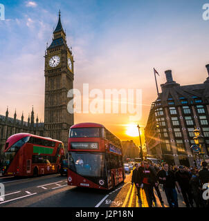 Bus à impériale rouge en face de Big Ben, Houses of Parliament, rétroéclairé, Coucher de soleil, City of Westminster, London, région de London Banque D'Images