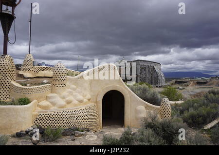 Les nuages de tempête depuis deux rouleaux, hors réseau de structures au durable earthship Earthship Biotecture visitor centre près de Taos, Nouveau Mexique, USA. Banque D'Images