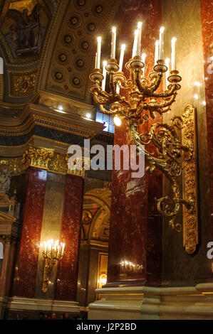 L'intérieur à l'intérieur de la Basilique St Pierre, Budapest. Les chandeliers chandeliers ornés sont en accord avec le reste de la grande structure. Banque D'Images