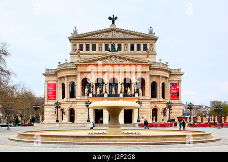 Frankfurt am Main, Allemagne - 20 Avril 2013 : l'Alte Oper (ancien opéra) maison à Frankfurt am Main Banque D'Images