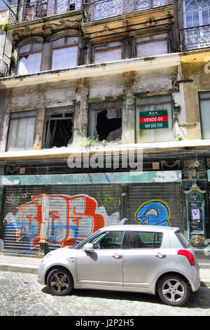 Porto, Portugal - 13 mai 2012 : Vieille rue avec maisons en ruine au centre-ville de Porto Banque D'Images
