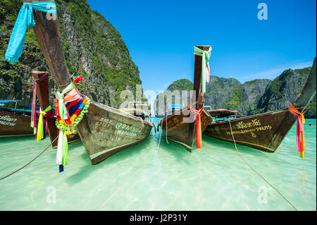 MAYA BAY, THAÏLANDE - 11 NOVEMBRE 2014 : bateaux longtail flottent dans attendre que leurs passagers profiter d''une journée à l'emblématique Cove. Banque D'Images