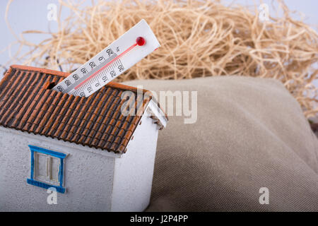 Haute température de mesure thermomètre placé sur un petit modèle house Banque D'Images