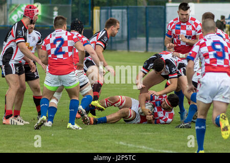 ZAGREB, CROATIE - avril 29, 2017 Rugby : La Coupe d'Europe des Nations Unies contre la Croatie Malte. Les joueurs s'attaquer les uns les autres Banque D'Images