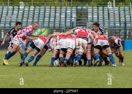 ZAGREB, CROATIE - avril 29, 2017 Rugby : La Coupe d'Europe des Nations Unies contre la Croatie Malte. Les joueurs s'attaquer les uns les autres Banque D'Images